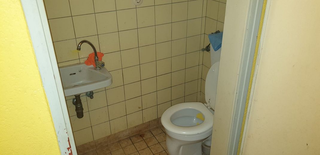 1 Zimmer mit Ladenfenster zum Hinterhof & WC in Kassel Miete oder Mietkauf ab €200 + €222 NK – WC mit Waschbecken