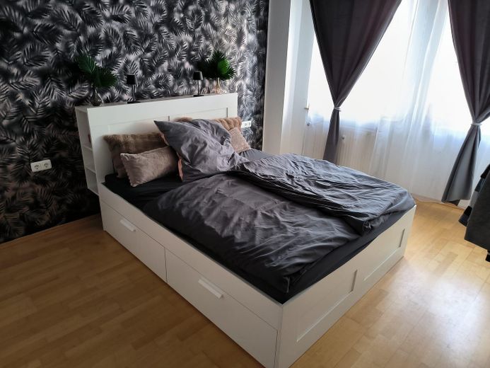 Odnowione mieszkanie 3-pokojowe z balkonem, ogrodem i miejscami parkingowymi – Schlafzimmer 1