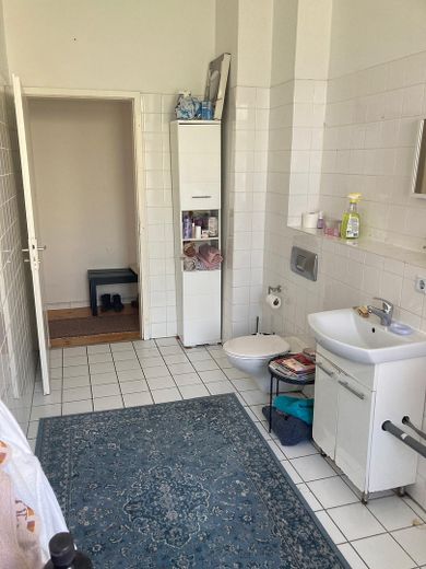 Provisionsfrei. Großzügige Altbauwohnung im Herzen Neuköllns. Bezugsfrei ab dem 1.8.26 – Bad