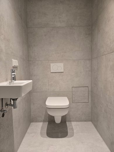 WG-geeignete helle 3,5-Zimmer-Gartenwohnung, Einbauküche, zentrale Lage, Erstbezug nach Sanierung – Gäste-WC