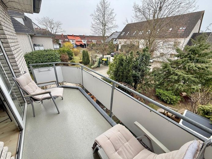 HORN IMMOBILIEN++RESERVIERT! Neubrandenburg, helle 3-Raum Eigentumswohnung mit Balkon, Stellplatz und Einbauküche – Balkon