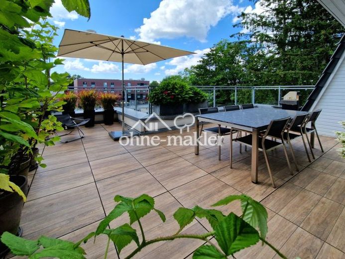 Sans commission : appartement duplex lumineux au dernier étage, situé au centre, avec galerie et terrasse ensoleillée – Photo 1