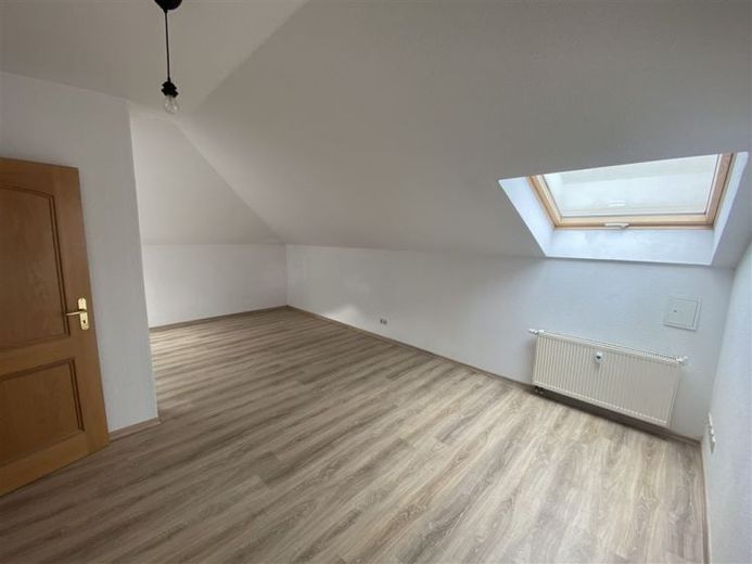 sehr zentrale 3 Zimmer-Dachgeschoss-Whg.* hell* Laminat* innenl. Küche* Bad mit Wanne* – Фотографія 1
