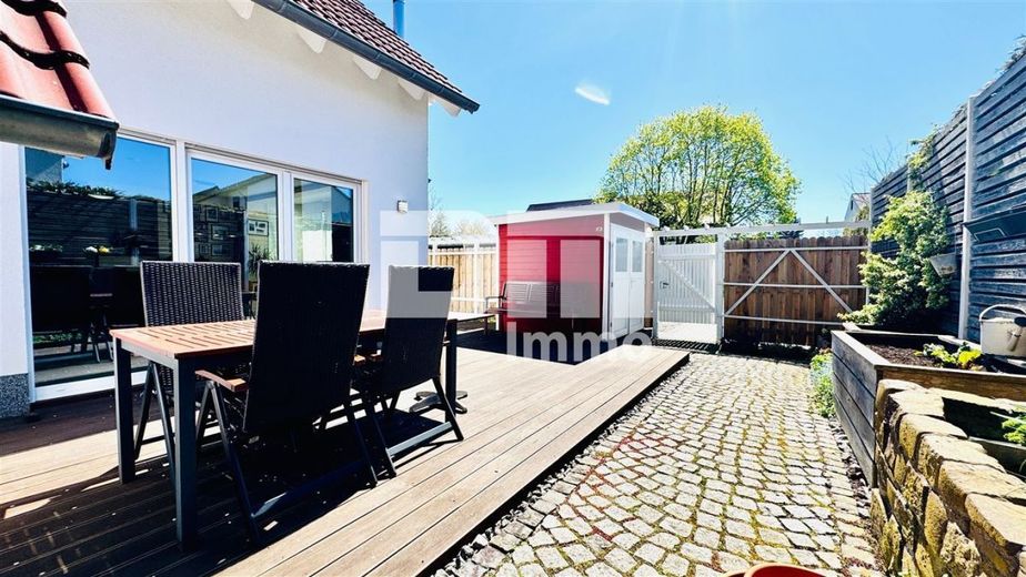 Modernes Familienglück nahe KfW 55-Standard mit Terrasse, Carport und Parkplatz – Terrasse / Gartenhaus / Separater Zugang
