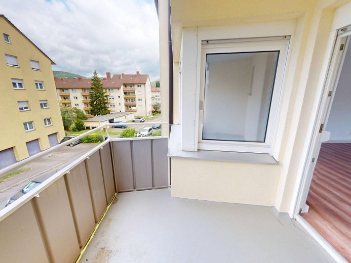 Zomer, zon, besparen: 2 netto koude huren cadeau! 2-kamerappartement met BALKON op loopafstand van de oever van de Main – Balkon