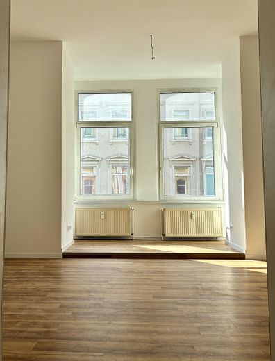 HABITACIÓN EN PISO COMPARTIDO DE CINCO PERSONAS RECIÉN RENOVADO – WG-Zimmer (C)