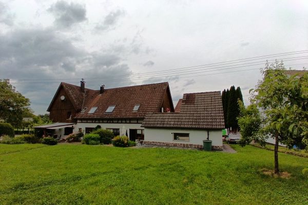 Apartment building / 4 apartments in a green setting / large garden / pond / living close to nature