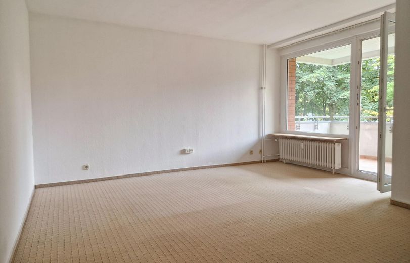 Provisionsfrei & bezugsfrei: 1,5-Zimmer-Wohnung mit Balkon – Wohnzimmer