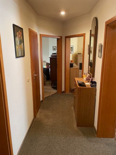 Mieszkanie dozorcy: korzystne cenowo, funkcjonalnie rozplanowane mieszkanie 3-pokojowe wyłącznie dla osób remontujących samodzielnie – Flur