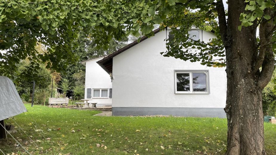 Stilvoll renoviertes Landhaus mit großzügigen Räumen – Ansicht vom Garten