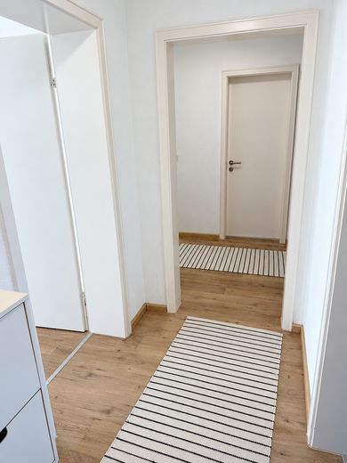 Appartement rénové lumineux de 3 pièces avec balcon à Pfullendorf – Flur