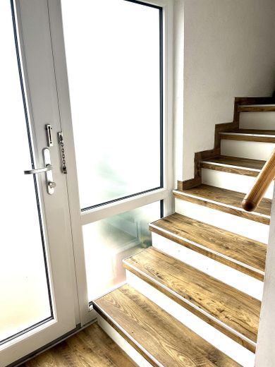 Haustüre und Treppe ins OG