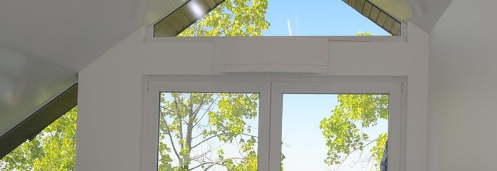 Vista, natura e design: squisito appartamento mansardato di 3 locali a Freiburg St. Georgen – Wohnbereich