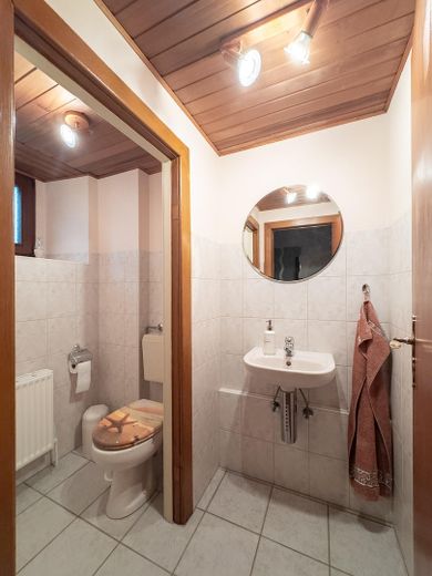 Ampia casa unifamiliare a Berlino Zehlendorf – Gästetoilette im Erdgeschoss