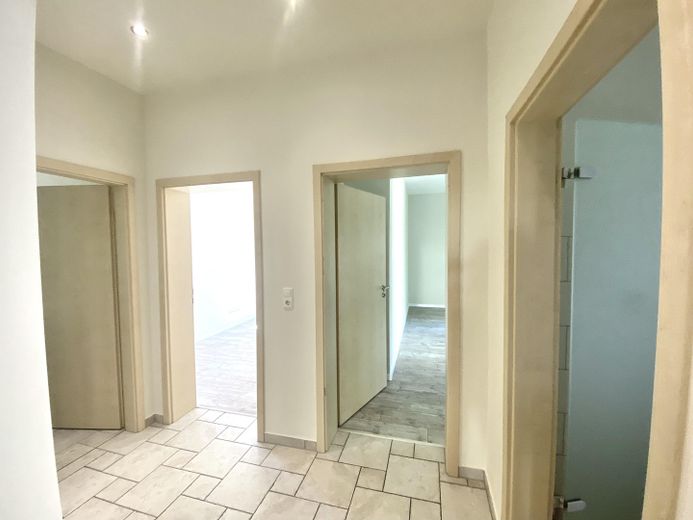 Flur m. Türen zu Bad, Kzi + SZ