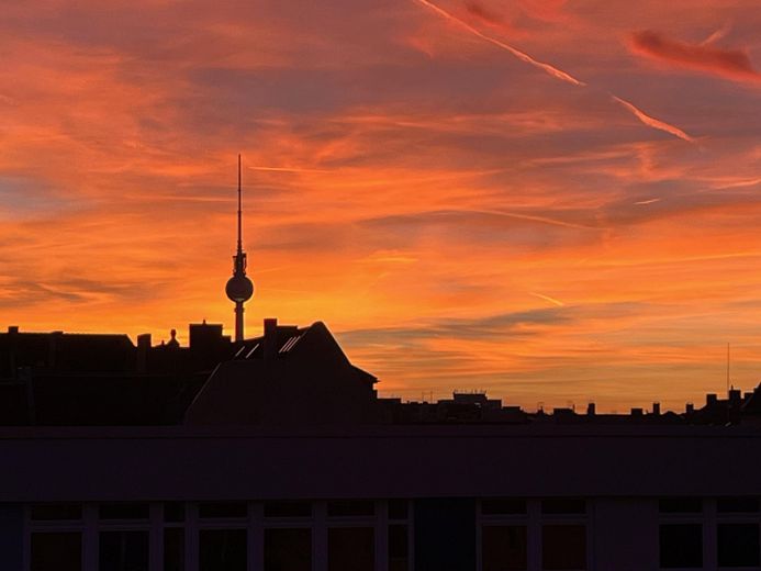 Sonniges Dachgeschoss im Bötzowviertel mit Fernsehturmblick – Sonnenuntergang