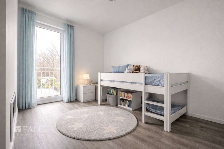 "Freundliches Kinderzimmer mit guter Belichtung Möblierung visualisiert."