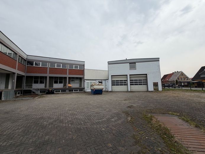 Gewerbeimmobilie mit großer Außenfläche und zwei Hausmeisterwohnungen – IMG_8856