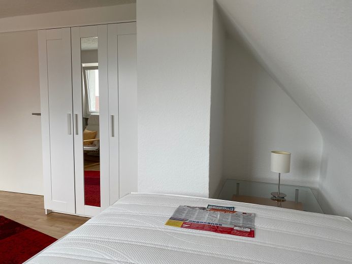 Möbliertes, sonniges 1,5 Zimmer Apartment ideal für Pendler oder Berufsstarter – Schlafbereich im Hauptraum