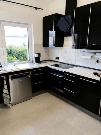 127 m² PRIVATES WOHNEN MIT EIGENEM POOL & GARTEN – 2 GARAGEN + 1.920 € KALTMIETEINNAHMEN – Hochparterre  Küche