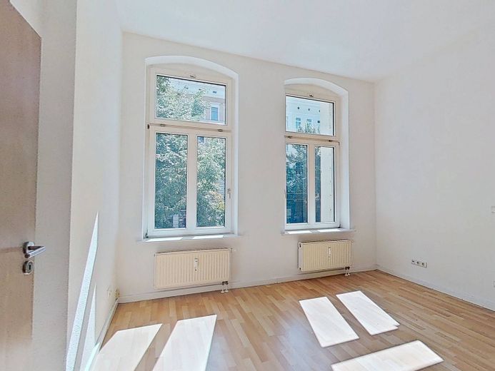 Habillez-vous chaudement, économisez au froid – Pour le début de l’automne, nous vous offrons un loyer hors charges : charmant appartement ancien de 4 pièces avec ascenseur – Ansicht I: Schlafzimmer I