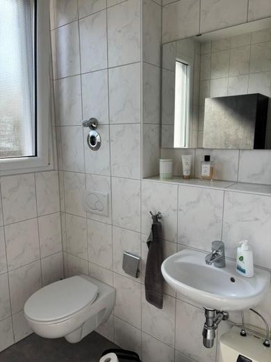 Helle 3-Zimmer-Dachgeschosswohnung mit Dachterrasse im Ortskern von Altdorf – Gäste-WC