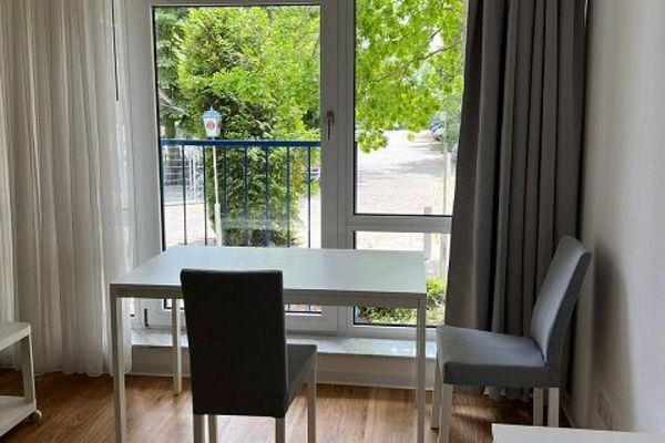 Studenten/Berufstätige - 1-Zimmer-Apt. möbliert mit Stellplatz - Bus gegenüber / Einkaufen ums Eck