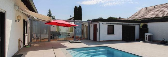 Illertissen: Großzügiges Einfamilienhaus mit Einliegerwohnung und Pool im schönen Garten