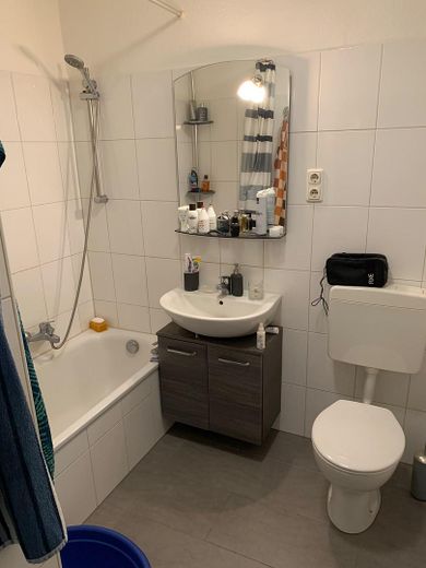 Moderno apartamento de 2,5 habitaciones con balcón orientado al oeste – Badezimmer