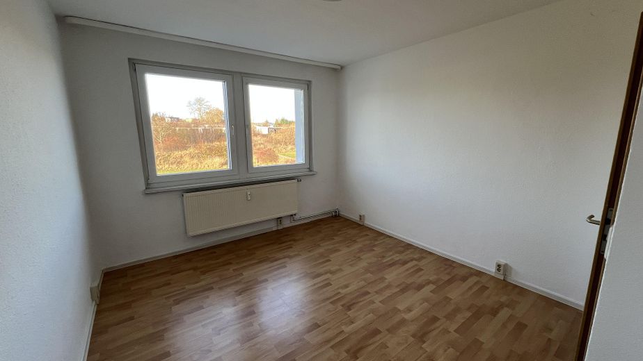 sonnige 3-Raum-Wohnung/Balkon mit Laminat und Einbauküche – Schlafen