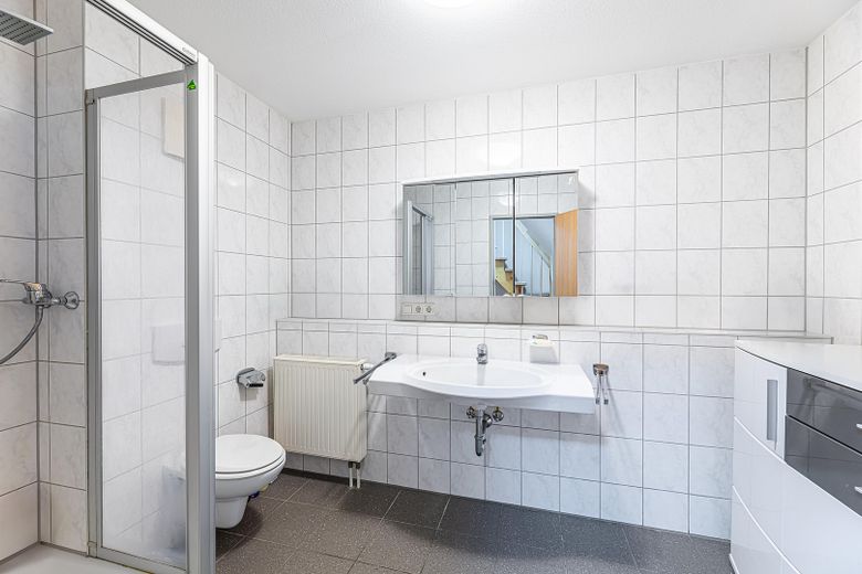 Großes Bad mit Dusche im OG