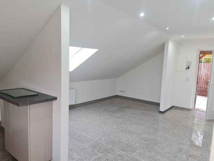 Neuwertige 2 Zimmer Granitboden Echtglasdusche Terrasse Ruhig – Wohnraum mit Küche