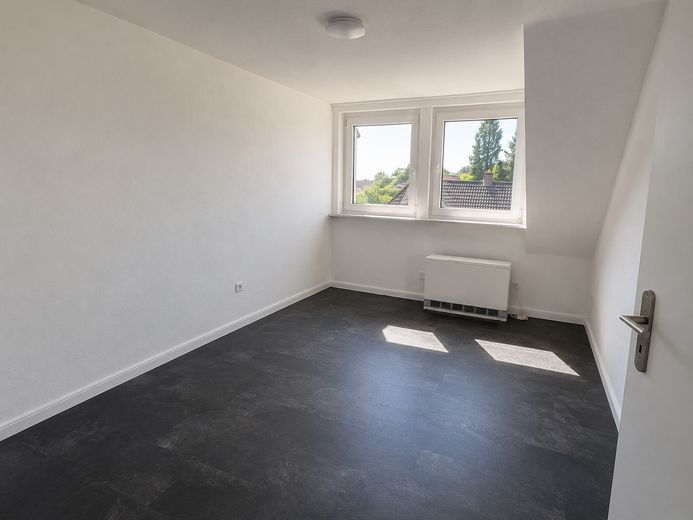 3 Zimmer DG Wohnung ohne Schrägen mit viel Stauraum und Stellplatz – Kinder- bzw. Arbeitszimmer