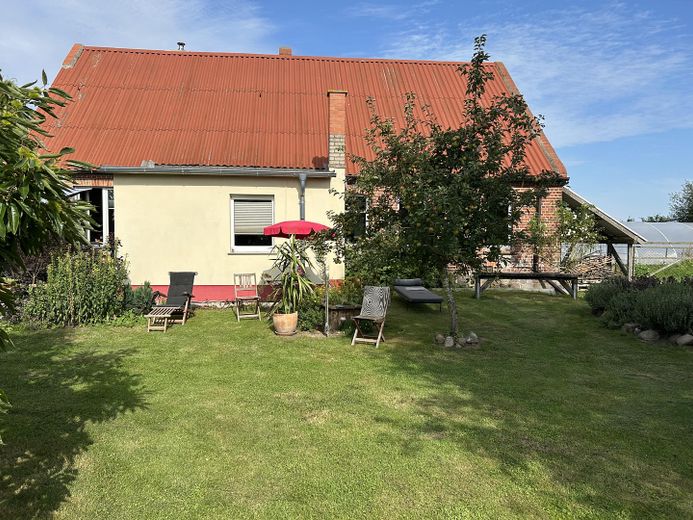 Bauernhaus mit 6399 Qudratmeter Land mitten auf den Feldern – Hausansicht