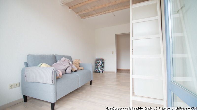Renovierte Maisonette mit angenehmer Möblierung und großer Terrasse sowie 2 Balkone für 3-12 Monate in Kirchzarten-Burg – 1a316c7b8999eb7da179889d1a79e16fdbd328d3.jpg