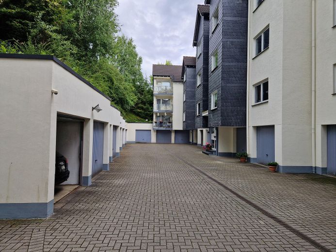 Innenhof mit Garagen