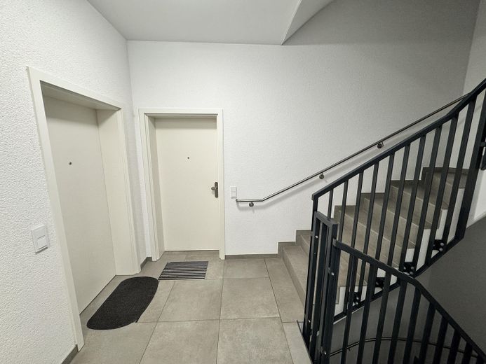 SIN COMISIÓN - Ubicación privilegiada / Moderno apartamento de 2 habitaciones (año de construcción 2018) con terraza, cocina y plaza de garaje subterráneo – Treppenhaus 2