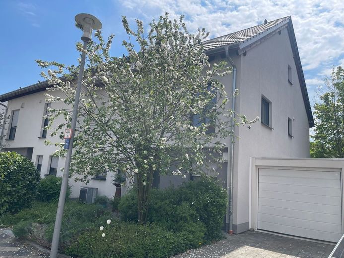 VIVERE CONSAPEVOLMENTE L'ENERGIA: A+ Ampia casa bifamiliare a Ludwigshafen NESSUNA PROVVIGIONE PER L'AGENTE IMMOBILIARE! – Strassenansicht 1
