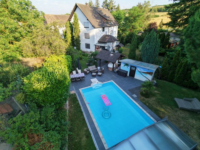 Wohnen am Wasser: Ehemaliges Mühlenanwesen mit Pool, Bachgrundstück und 3 Wohneinheiten – Blick auf das Haus und Garten