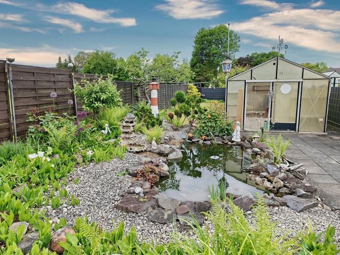 CITYHOUSE: Einfamilienhaus mit viel Platz, Dachterrasse,  Traumgarten, Stellplatz für Wohnmobil, PKW – Teichanlage