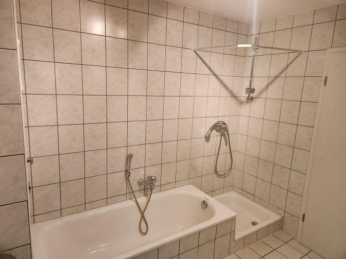 Gemütliche Dachgeschosswohnung in Mühlhausen zur Vermietung – Bad