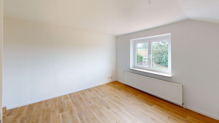 Komplett renoviertes Zweifamilienhaus 160 qm, in ruhiger Alleinlage mit großem Grundstück – Schlafzimmer Bick OG