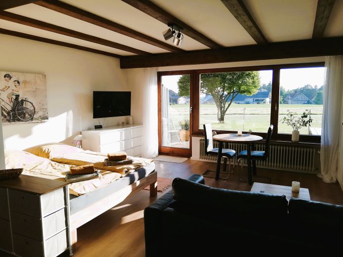 Appartement entièrement équipé, terrasse, jardin, place de stationnement – Wohnzimmer
