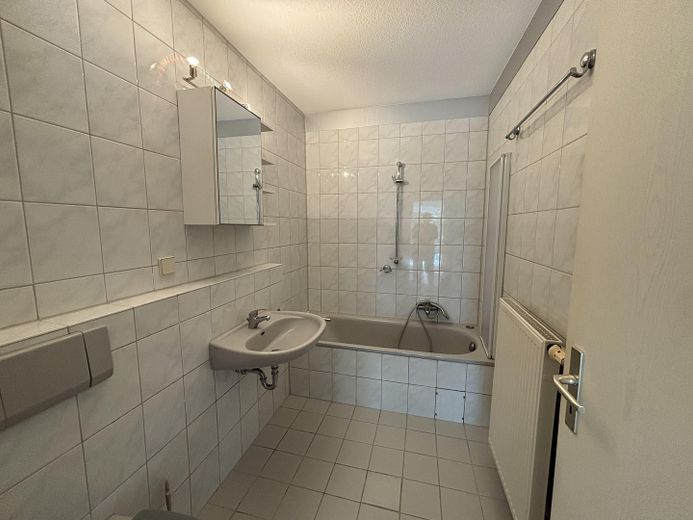 Helle, ruhige, großzügige 2-Zi-Wohnung mit größerem Balkon und PKW-Stellplatz, kleinere Wohneinheit – Funktionelles Bad 