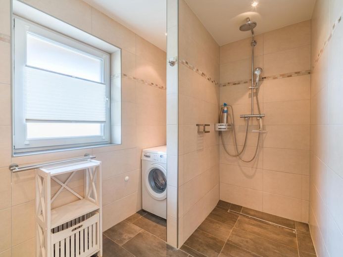 Traumhaftes Holzhaus mit Sauna, großer Terrasse auf 931 m² Eckgrundstück nahe St. Peter-Ording – Badezimmer