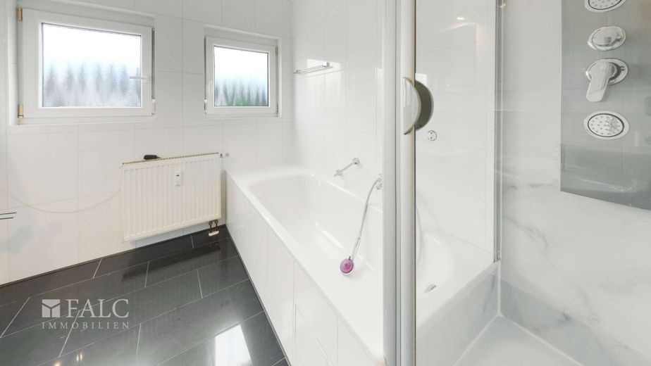 Auf der Sonnenseite ganz oben - FALC Immobilien Öhringen – Badezimmer