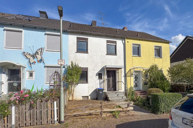 REIHENHAUS – DOPPELGARAGE – TERRASSE – GARTEN – RENOVIERUNGSBEDÜRFTIG – Hausansicht