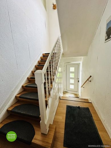 Familienhaus mit Scheune - Ausbaupotential! – Treppenhaus