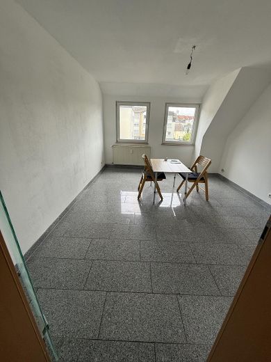 City Dachgeschosswohnung 2-Zimmer,schön hell,frisch renoviert,Garage,ab sofort – Schlafzimmer