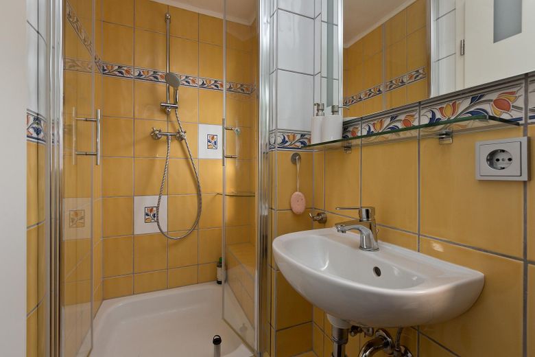 Haus am Fleesensee - unverbaubarer Seeblick - komplett möbliert – Bad 2